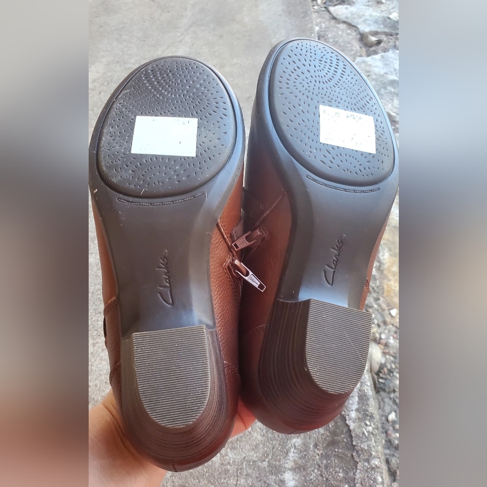 New Size 8 Clark's Leather Heeled Bootie - Picture 15 of 15